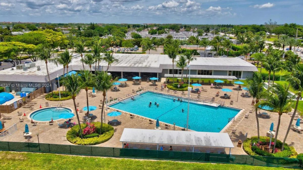 Clean swimming pool in Pompano Beach, FL