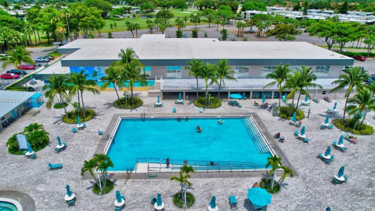 Clean swimming pool in Coral Springs, FL